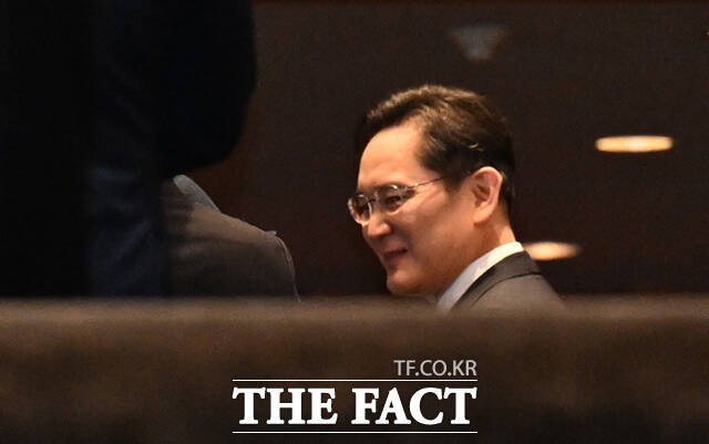 이재용 삼성전자 회장(가운데)이 1일 서울 중구 신라호텔에서 열린 2026 삼성 호암상 시상식에 참석해 김황식 이사장(오른쪽) 등과 인사하고 있다.