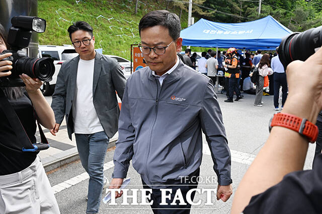 손재일 한화에어로스페이스 대표이사(가운데)와 관계자들이 1일 오후 대전 유성구 한화에어로스페이스 대전사업장 앞에서 화재발생 관련 브리핑을 마치고 고개숙여 사과하고 있다. /대전=김성렬 기자