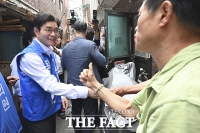  돈의동 쪽방촌 방문한 정원오 서울시장 후보 [포토]