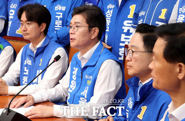 정원오 더불어민주당 서울시장 후보가 6·3 지방선거를 하루 앞둔 2일 오전 서울 여의도 국회에서 열린 대국민 투표 참여 호소 25개 구청장 후보 합동 기자회견에서 발언을 하고 있다. /뉴시스