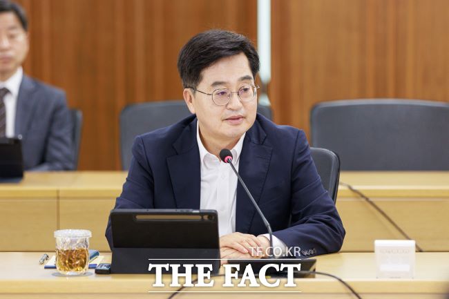 김동연 경기도지사가 2일 도정 주요 간부회의를 주재하며 발언하고 있다. /경기도