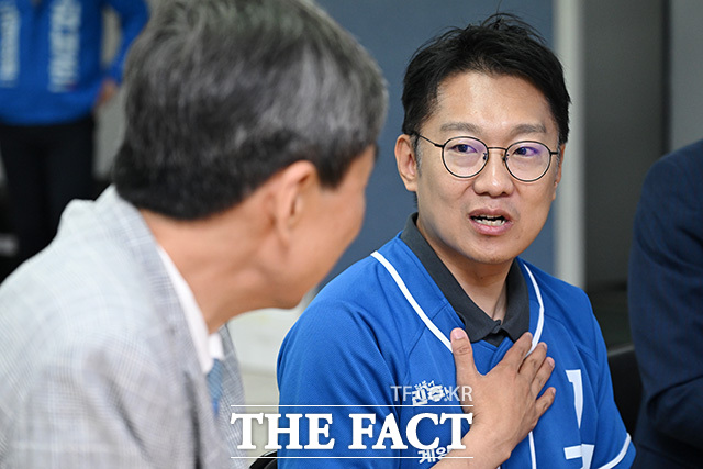 김 후보 선거사무소 찾아 격려와 지지 보낸 이종걸 전 의원(왼쪽).