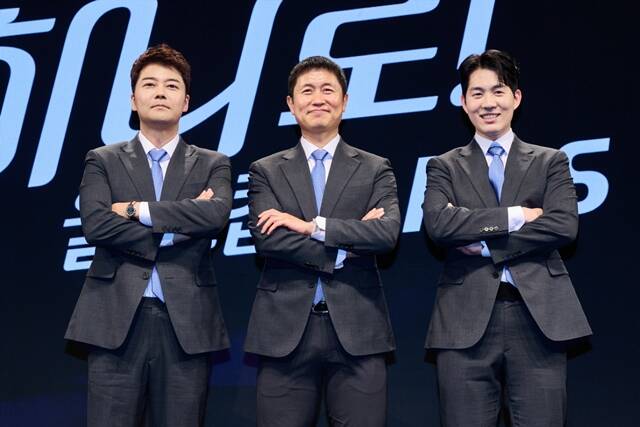 방송인 전현무, 전 축구 선수 이영표, 아나운서 남현종(왼쪽부터)이 2일 오후 2시 서울 영등포구 여의도동 KBS에서 진행된 '2026 FIFA 북중미 월드컵' 제작발표회에 참석해 다양한 이야기를 나눴다. /KBS