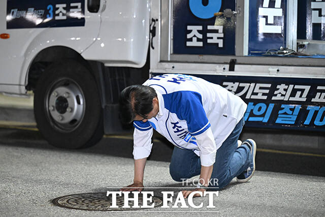 이날 파이널 별빛 유세에서 조국 후보가 마이크 없이 육성으로 지지를 호소하는 모습.