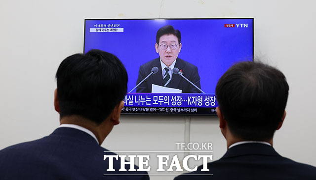민주당은 선거전이 본격화한 이래 정부 지원론을 전면에 내세우며 유권자 표심을 자극하고 있다. 실제로 이번 선거가 정부 출범 딱 1년 만에 치러지는 만큼, 정부에 대한 중간 평가 성격이 짙다는 게 정치권 중론이다. 사진은 정청래 민주당 대표(왼쪽)와 한병도 원내대표를 비롯한 지도부가 지난 1월 21일 이재명 대통령의 신년 기자회견 생중계를 국회 당대표실에서 시청하고 있는 모습. /남용희 기자