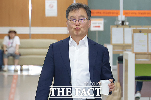 배임증재 혐의를 받는 김만배 화천대유자산관리 대주주가 2일 오후 서울 서초구 서울중앙지방법원에서 열린 공판에 출석하고 있다. /서예원 기자