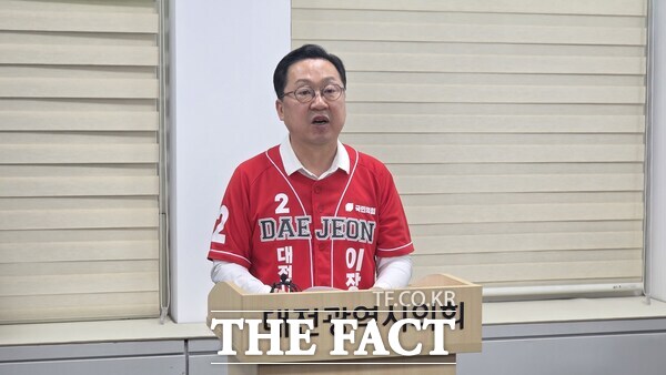이장우 국민의힘 대전시장 후보가 2일 대전시의회 기자실에서 기자회견을 갖고 대시민 호소문을 발표하고 있다. /정예준 기자