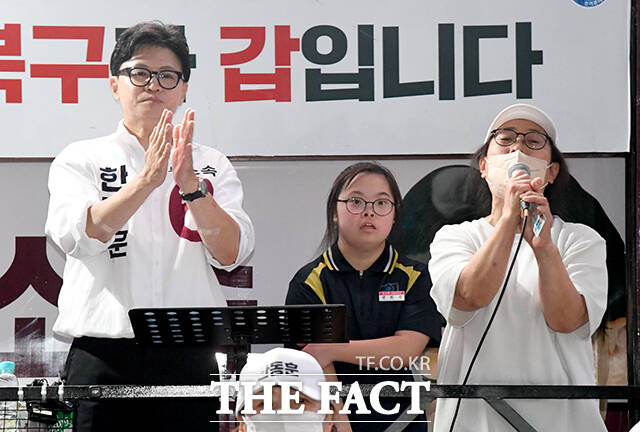 한 후보가 선거기간 만난 지적장애인 희수 양(가운데)과 희수 양의 어머니가 한 후보의 지지를 호소하고 있다.