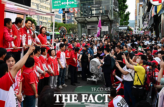 오세훈 국민의힘 서울시장 후보가 2일 오후 서울 동작구 남성사계시장에서 열린 유세에 참석해 지지를 호소하고 있다. /배정한 기자
