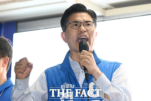 이원택 더불어민주당 전북특별자치도지사 후보(왼쪽 세 번째)가 제9회 전국동시지방선거를 하루 앞둔 2일 오후 전북도 전주 완산구 풍남문 광장에서 시민들을 향해 지지를 호소하고 있다. /전주=김성렬 기자