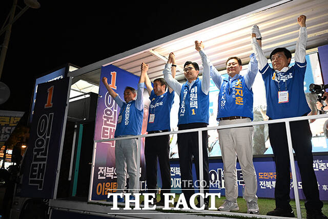 이원택 더불어민주당 전북특별자치도지사 후보(왼쪽 세 번째)가 제9회 전국동시지방선거를 하루 앞둔 2일 오후 전북도 전주 완산구 풍남문 광장에서 시민들을 향해 지지를 호소하고 있다. /전주=김성렬 기자