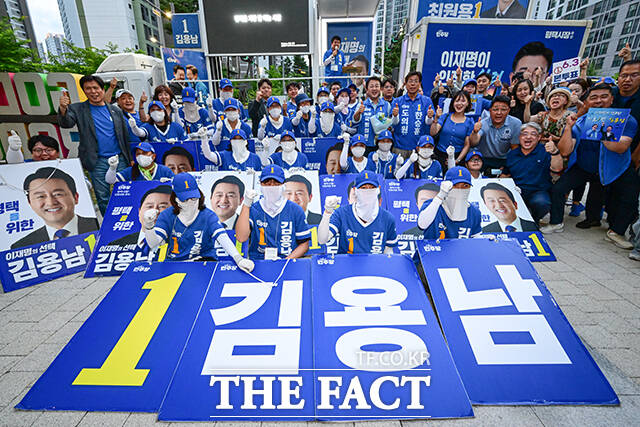 김용남 후보와 관계자들이 기념사진을 남기고 있다.