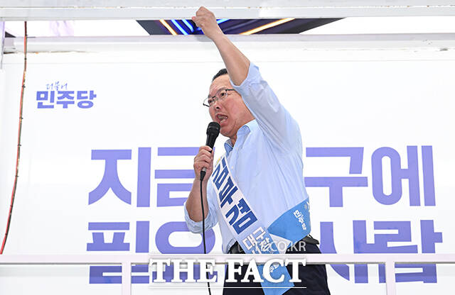 김부겸 더불어민주당 대구시장 후보가 2일 오후 대구 중구 동성로28아트스퀘어 앞 유세에서 시민들과 기념촬영을 하고 있다. /대구=박헌우 기자