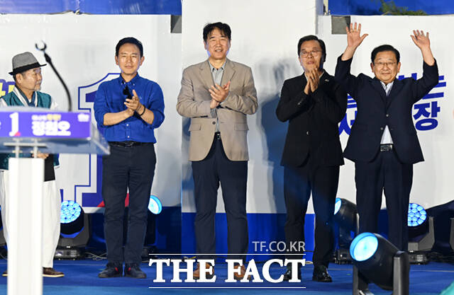 정청래 더불어민주당 대표(왼쪽)와 정원오 더불어민주당 서울시장 후보가 제9회 전국동시지방선거 본투표를 하루 앞둔 2일 서울 청계광장에서 열린 필승 총력 유세에서 손을 맞잡고 있다. /이새롬 기자