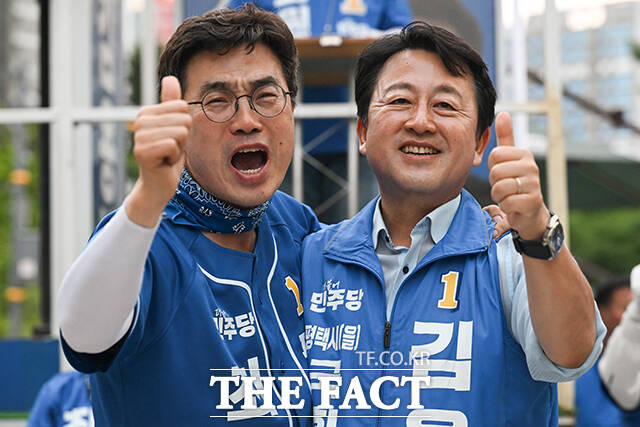 김용남 더불어민주당 평택을 국회의원 재선거 후보(오른쪽)와 최원용 평택시장 후보가 2일 오후 경기 평택시 고덕동 서정리역 로데오거리에서 선거 유세 피날레를 마친 후 기호 1번을 의미하는 엄지손가락을 세우고 있다. /평택=남윤호 기자