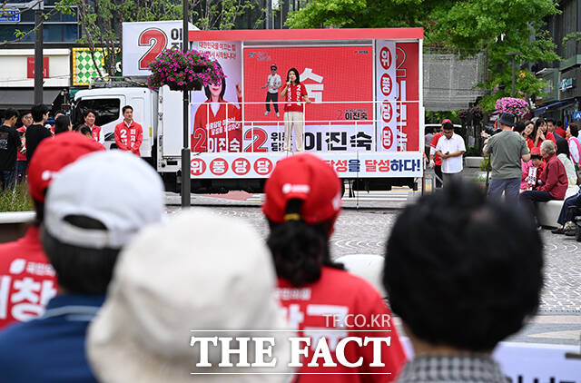 이진숙 국민의힘 대구 달성군 국회의원 후보(왼쪽)와 윤재옥 국민의힘 의원이 2일 오후 대구 달성군 다사 만남의광장 유세에서 두 손을 번쩍 들고 지지를 호소하고 있다. /대구=박헌우 기자