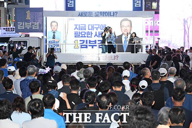 김부겸 더불어민주당 대구시장 후보가 2일 오후 대구 중구 동성로28아트스퀘어 앞 유세에서 시민들과 기념촬영을 하고 있다. /대구=박헌우 기자