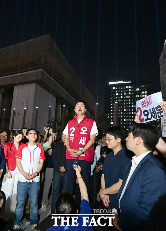 오세훈 국민의힘 서울시장 후보가 제9회 전국동시지방선거 본투표를 하루 앞둔 2일 서울 광화문광장 감사의정원을 찾아 상공 한 군데로 모여지는 빛줄기를 바라보고 있다.