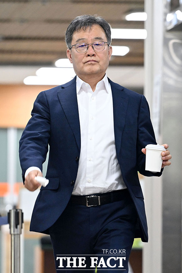 배임증재 혐의를 받는 김만배 화천대유자산관리 대주주가 2일 오후 서울 서초구 서울중앙지방법원에서 열린 공판에 출석하고 있다. /서예원 기자