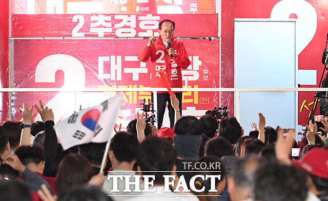 추경호 국민의힘 대구시장 후보(가운데)가 2일 오후 대구 중구 CGV 대구한일 앞에서 시민들과 기념촬영을 하고 있다. /대구=박헌우 기자