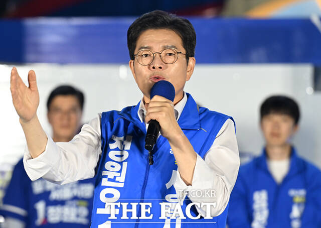 정청래 더불어민주당 대표(왼쪽)와 정원오 더불어민주당 서울시장 후보가 제9회 전국동시지방선거 본투표를 하루 앞둔 2일 서울 청계광장에서 열린 필승 총력 유세에서 손을 맞잡고 있다. /이새롬 기자