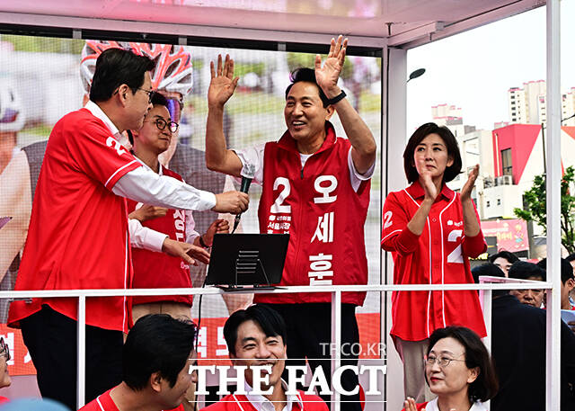 오세훈 국민의힘 서울시장 후보가 2일 오후 서울 동작구 남성사계시장에서 열린 유세에 참석해 지지를 호소하고 있다. /배정한 기자