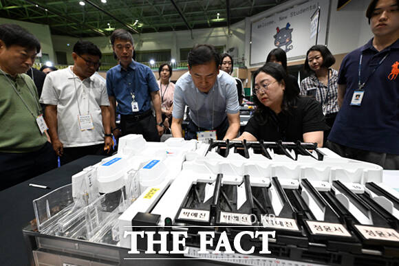 제9회 전국동시지방선거 본투표를 하루 앞둔 2일 서울 노원구 서울과학기술대학교 체육관에 마련된 중랑구 선거관리위원회 개표소에서 서울시 선관위 관계자들이 투표지분류기 최종 모의시험 및 점검을 하고 있다. /이새롬 기자