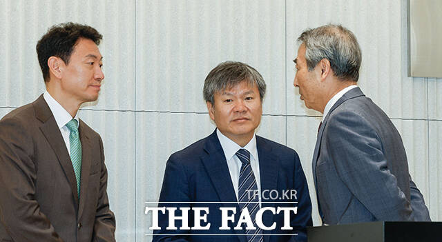 윤석열 전 대통령의 부인 김건희 여사 의혹 관련 사건을 맡은 민중기 특별검사(오른쪽)가 2025년 7월 2일 서울 종로구 KT광화문빌딩 웨스트에 마련된 특검 사무실에서 열린 현판 제막식에서 박상진(왼쪽), 문홍주 특검보와 대화를 나누고 있다. /서예원 기자