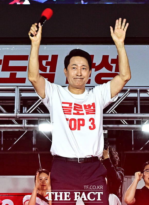 오세훈 국민의힘 서울시장 후보가 2일 오후 서울 서대문구 신촌역 스타광장에서 열린 파이널 유세에 참석해 지지를 호소하고 있다. /배정한 기자