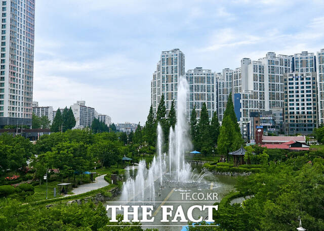 익산시 중앙체육공원에 위치한 분수대 가동 모습 /익산시