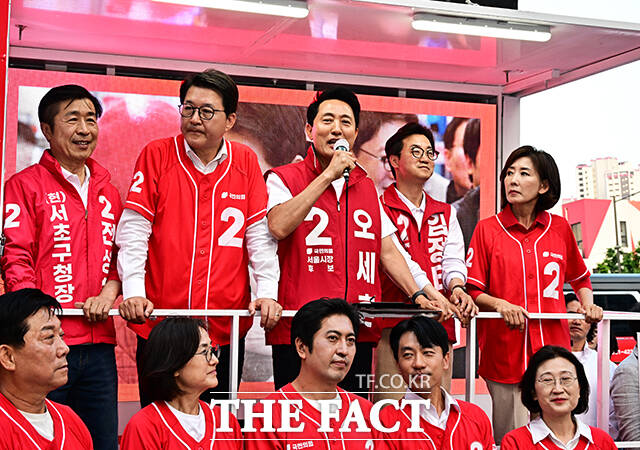 오세훈 국민의힘 서울시장 후보가 2일 오후 서울 동작구 남성사계시장에서 열린 유세에 참석해 지지를 호소하고 있다. /배정한 기자