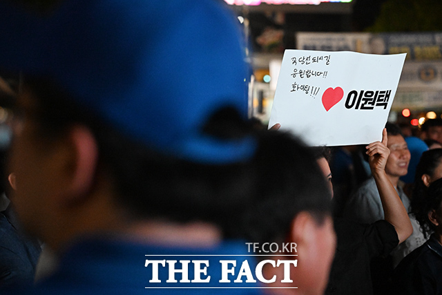 이원택 더불어민주당 전북특별자치도지사 후보(왼쪽 세 번째)가 제9회 전국동시지방선거를 하루 앞둔 2일 오후 전북도 전주 완산구 풍남문 광장에서 시민들을 향해 지지를 호소하고 있다. /전주=김성렬 기자