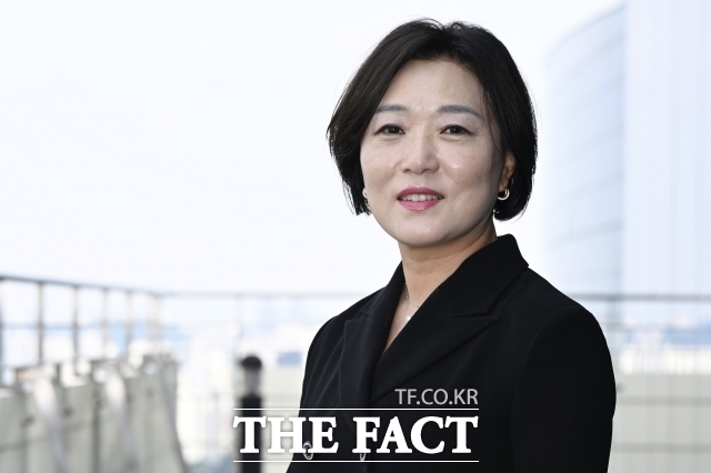 콘서트 시장은 냉정하고, 흥행을 예측하기 어려운 분야다. 이런 시장에서 남다른 안목으로 또 한 번 승부수를 던진 인물이 있다. 바로 무명전설 전국투어 콘서트를 제작하는 콘서트가든 백은영 대표다. 백은영 대표가 2일 오후 서울 마포구 상암동 <더팩트> 사옥에서 포즈를 취하고 있다. /송호영 기자