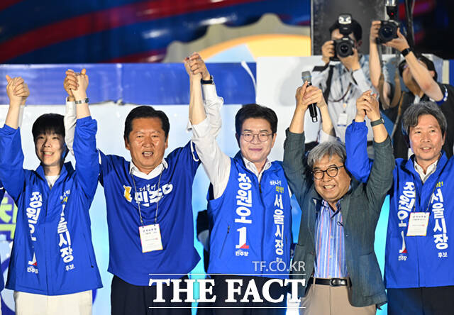 정청래 더불어민주당 대표(왼쪽)와 정원오 더불어민주당 서울시장 후보가 제9회 전국동시지방선거 본투표를 하루 앞둔 2일 서울 청계광장에서 열린 필승 총력 유세에서 손을 맞잡고 있다. /이새롬 기자