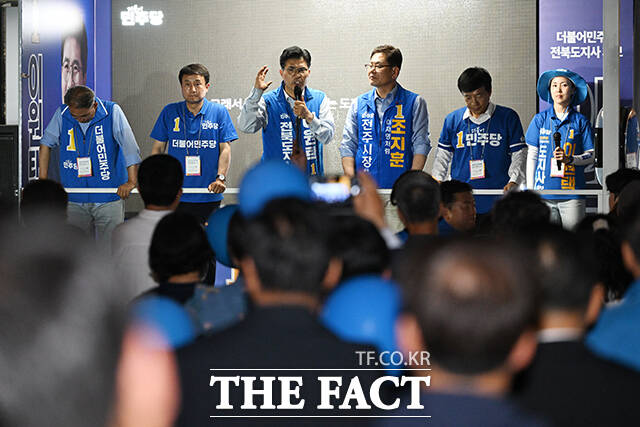 이원택 더불어민주당 전북특별자치도지사 후보(왼쪽 세 번째)가 제9회 전국동시지방선거를 하루 앞둔 2일 오후 전북도 전주 완산구 풍남문 광장에서 시민들을 향해 지지를 호소하고 있다. /전주=김성렬 기자