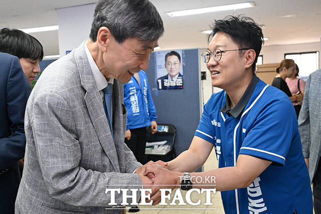 김 후보 선거사무소 찾아 격려와 지지 보낸 이종걸 전 의원(왼쪽).