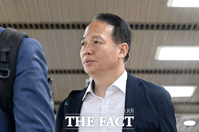 내란중요임무종사 혐의를 받는 이상현 전 제1공수특전여단장이 2일 오후 서울 서초구 서울중앙지방법원에서 열린 공판에 출석하고 있다. /서예원 기자