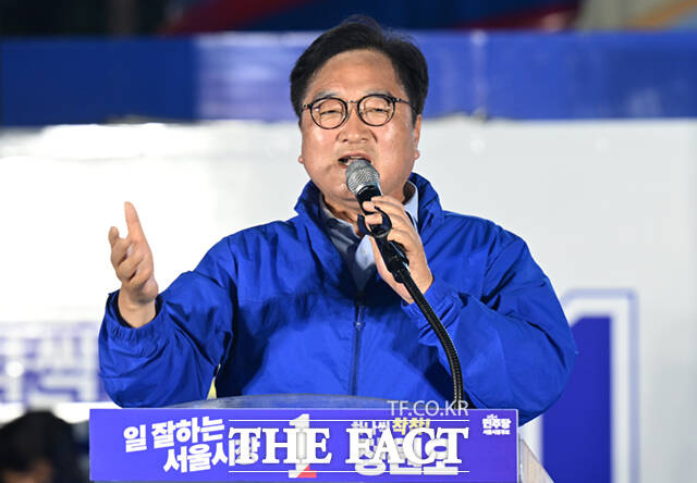 정청래 더불어민주당 대표(왼쪽)와 정원오 더불어민주당 서울시장 후보가 제9회 전국동시지방선거 본투표를 하루 앞둔 2일 서울 청계광장에서 열린 필승 총력 유세에서 손을 맞잡고 있다. /이새롬 기자