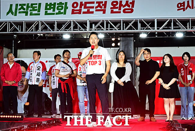 오세훈 국민의힘 서울시장 후보가 2일 오후 서울 서대문구 신촌역 스타광장에서 열린 파이널 유세에 참석해 지지를 호소하고 있다. /배정한 기자