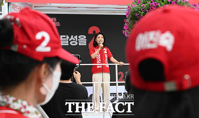 이진숙 국민의힘 대구 달성군 국회의원 후보(왼쪽)와 윤재옥 국민의힘 의원이 2일 오후 대구 달성군 다사 만남의광장 유세에서 두 손을 번쩍 들고 지지를 호소하고 있다. /대구=박헌우 기자