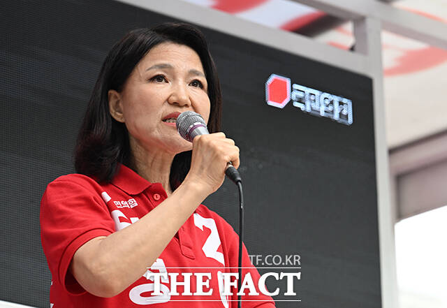 이진숙 국민의힘 대구 달성군 국회의원 후보(왼쪽)와 윤재옥 국민의힘 의원이 2일 오후 대구 달성군 다사 만남의광장 유세에서 두 손을 번쩍 들고 지지를 호소하고 있다. /대구=박헌우 기자