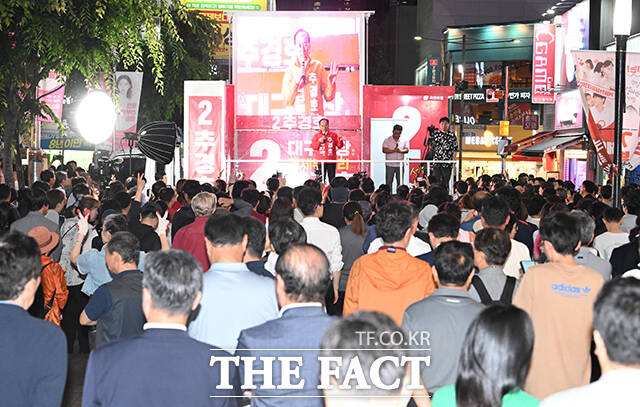 추경호 국민의힘 대구시장 후보(가운데)가 2일 오후 대구 중구 CGV 대구한일 앞에서 시민들과 기념촬영을 하고 있다. /대구=박헌우 기자