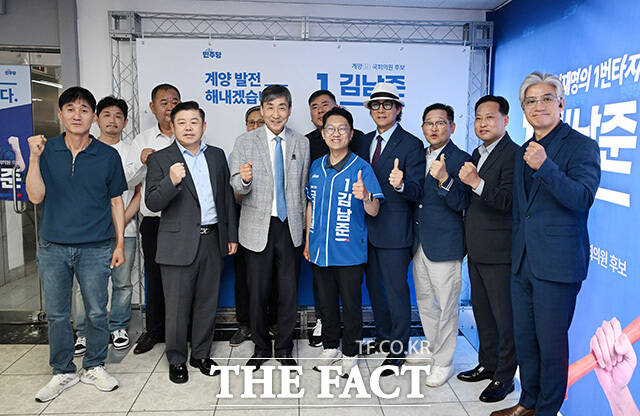 김 후보 선거사무소 찾아 격려와 지지 보낸 이종걸 전 의원(왼쪽).