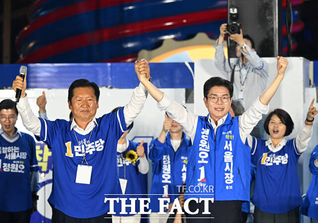 정청래 더불어민주당 대표(왼쪽)와 정원오 더불어민주당 서울시장 후보가 제9회 전국동시지방선거 본투표를 하루 앞둔 2일 서울 청계광장에서 열린 필승 총력 유세에서 손을 맞잡고 있다. /이새롬 기자