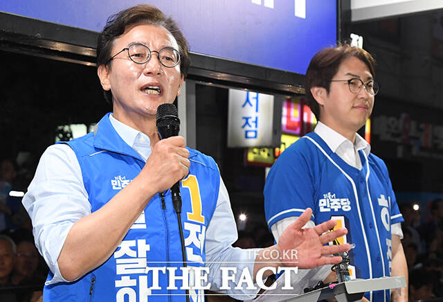 전재수 더불어민주당 부산시장 후보(왼쪽)와 하정우 더불어민주당 부산 북구갑 국회의원 후보가 6·3 지방선거 및 국회의원 재보궐선거를 하루 앞둔 2일 오후 부산 북구 뉴코아아울렛 인근에서 피날레 유세를 하며 큰절을 하고 있다. /부산=박상민 기자