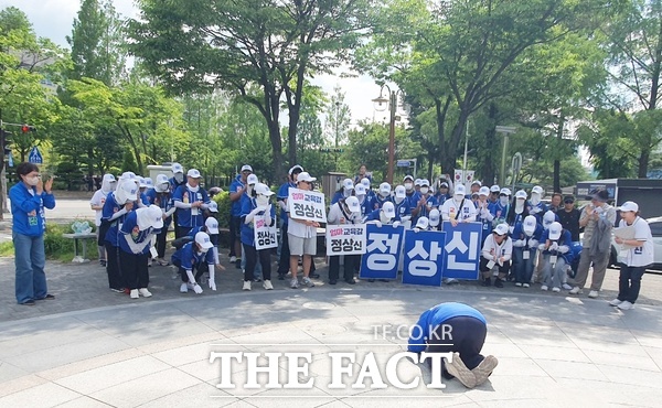 정상신 대전시교육감 후보가 2일 오후 대전시청 앞 평화의소녀상 앞에서 공식 선거운동을 마무리하는 해단식을 개최했다. 정 후보가 여정을 함께한 선거운동원들에게 큰 절을 올리고 있다. /정상신 후보