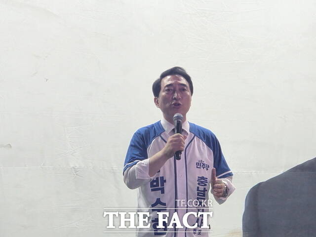 박수현 더불어민주당 충남도지사 후보가 2일 오후 천안시 불당2동 집중유세 현장에서 연설을 하고 있다. /정효기 기자