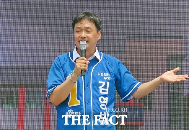 김영빈 국회의원 후보가 2일 청양읍 축협 앞에서 열린 집중유세를 통해 지지자들에게 한 표를 호소하고 있다. /김형중 기자