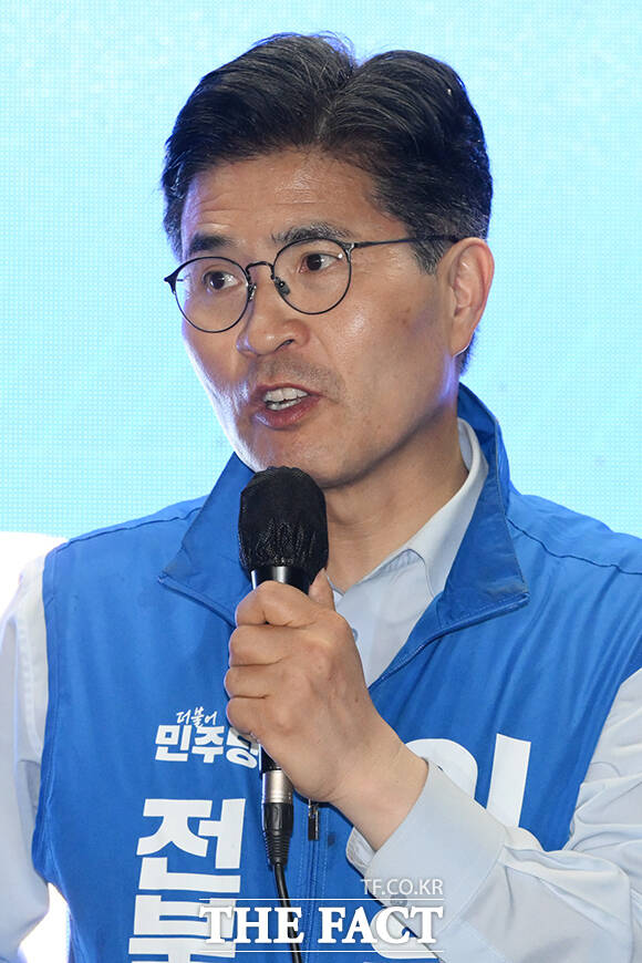 이원택 더불어민주당 전북특별자치도지사 후보(왼쪽 세 번째)가 제9회 전국동시지방선거를 하루 앞둔 2일 오후 전북도 전주 완산구 풍남문 광장에서 시민들을 향해 지지를 호소하고 있다. /전주=김성렬 기자