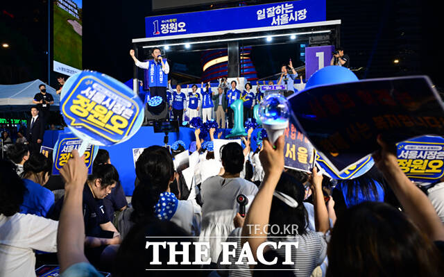 정청래 더불어민주당 대표(왼쪽)와 정원오 더불어민주당 서울시장 후보가 제9회 전국동시지방선거 본투표를 하루 앞둔 2일 서울 청계광장에서 열린 필승 총력 유세에서 손을 맞잡고 있다. /이새롬 기자